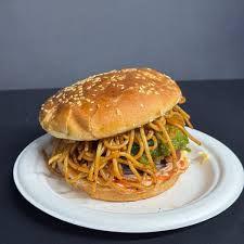 Vegetable Aloo Tikki Noodles Burger / Burger de Nouilles à l’Aloo Tikki